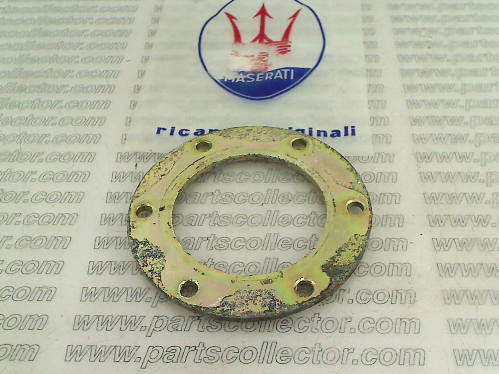Bearing sealing disc on the hub arm