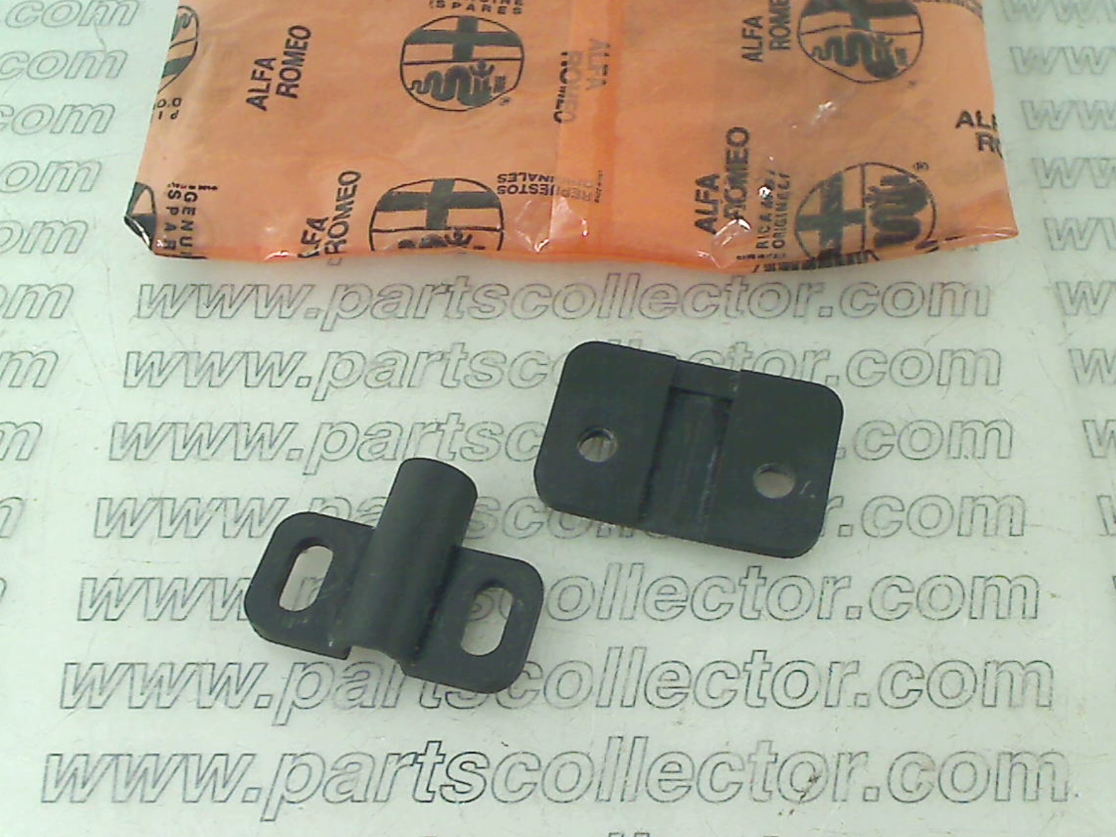 FULCRO GUIDA PERNO DI SUPPORTO INFERIORE VOLETTO DEFLETTORE ALFA MONTREAL