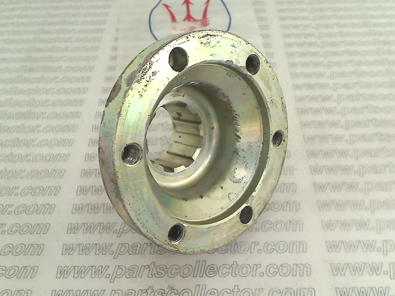 Sleeve on the hub for connecting the half-shaft